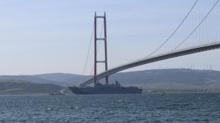 TCG Anadolu, Çanakkale Köprüsü'nün altından geçti