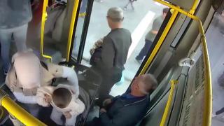 Önce yardım etti, sonra telefonunu çaldı