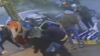 İstanbul'da kontrolden çıkan araç yayaların arasına daldı