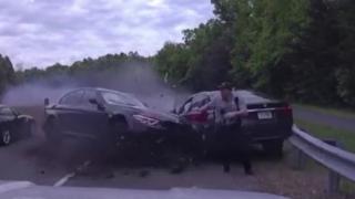 Polis memuru üzerine hızla gelen araçtan kıl payı kurtuldu