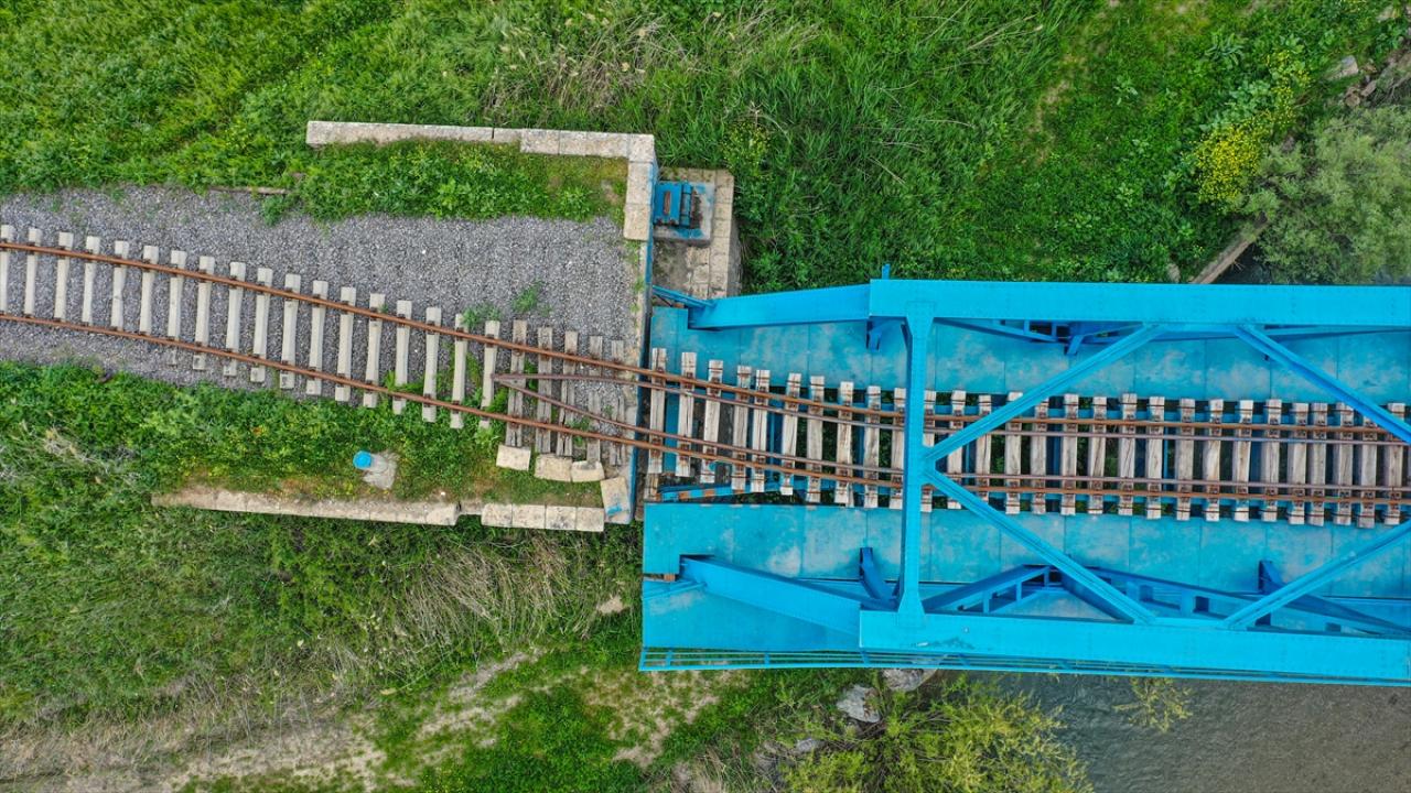 Depremin etkisiyle kayan demir köprü görüntülendi