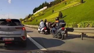 Emniyet şeridinde zincirleme motosiklet kazası