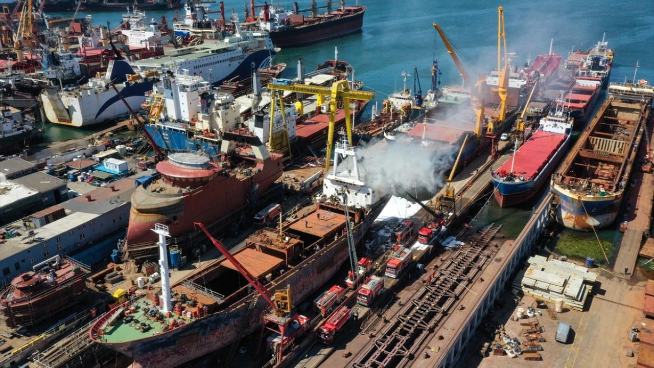 Tuzla'da bakıma alınan yük gemisinde yangın çıktı