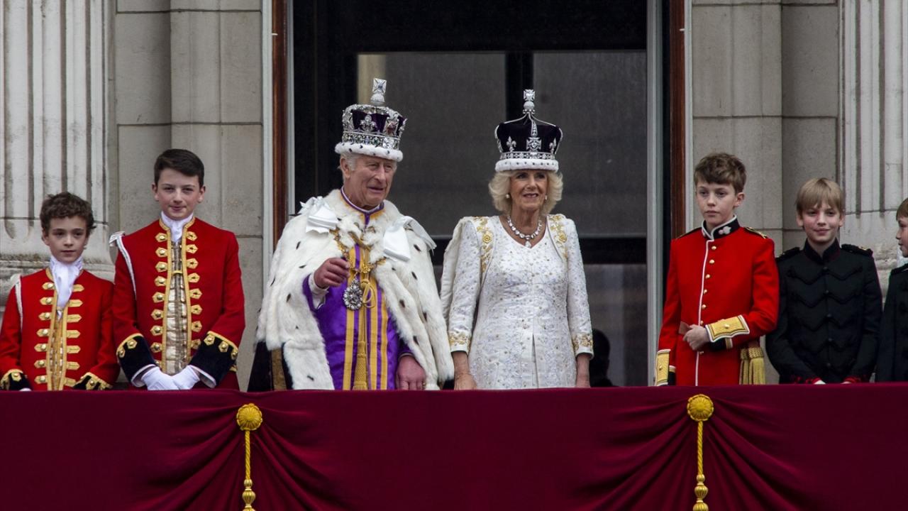 Kral 3. Charles tacını giydi