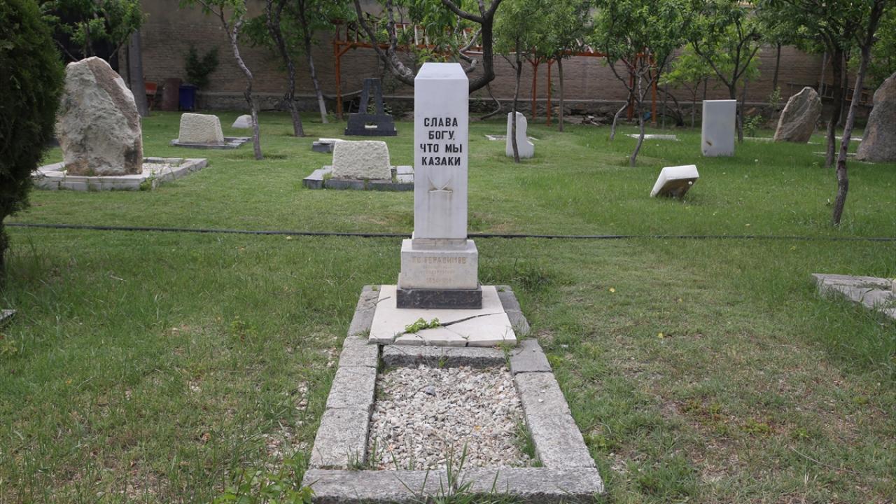 İngiliz askerleri ve yabancı siviller yatıyor