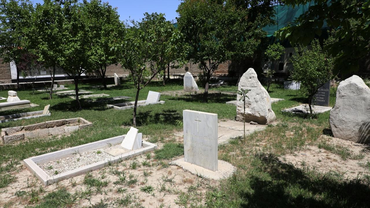 130`a yakın mezar bulunuyor