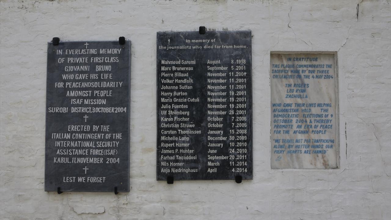 Duvarlarda anı plakaları bulunuyor