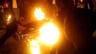 Asker eğlencesinde tehlikeli gösteri: Motosiklet alev aldı