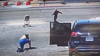 Yola savrulan bebeği son anda kurtardılar