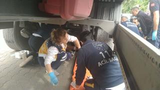 Sağlık görevlileri yaralıya ilk müdahaleyi tırın altında yaptı