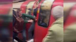 Londra metrosunda duman paniği: Yolcular camları kırdı