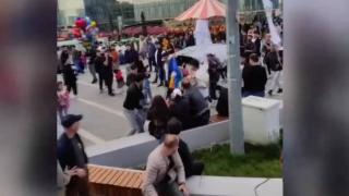 Yeşil Sol Parti flaması taşıyan grup Cumhur İttifakı taraftarlarına saldırdı