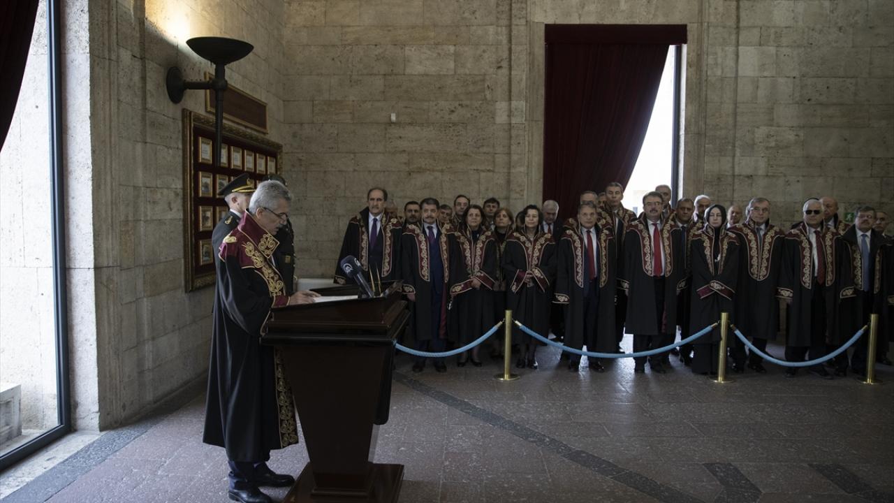 Beraberindekilerle Misak-ı Milli Kulesi`ne geçen Yiğit, Anıtkabir Özel Defteri`ne şunları yazdı: