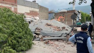 Binanın enkazı kontrollü yıkım sırasında caddeye devrildi