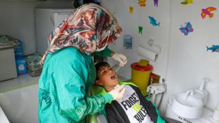 Görevli diş hekimleri, depremzedeleri mobil araçlarda tedavi ediyor