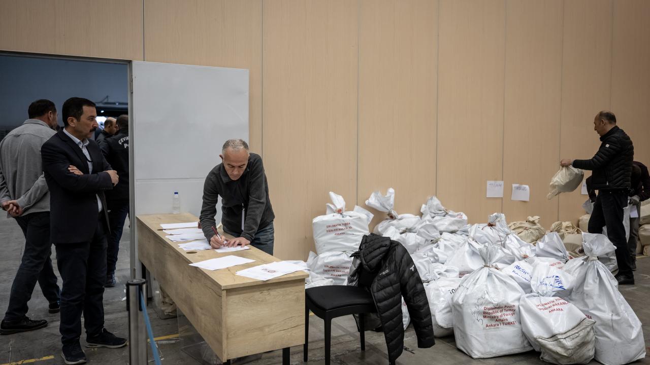 Yurt dışı temsilciliklerde kullanılan oylar bin 410 sandıkta sayılacak