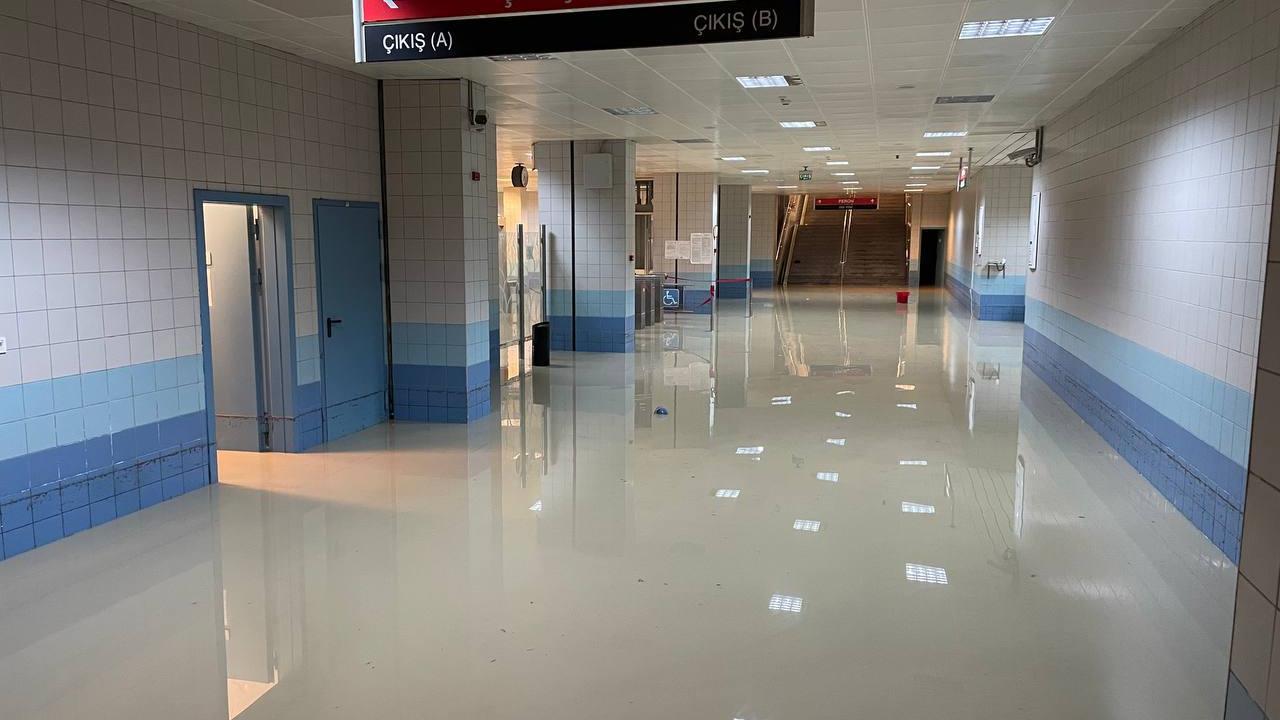 Bazı metro duraklarını su bastı