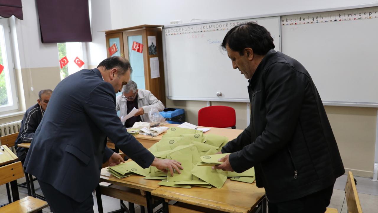 "ERDOĞAN TÜRKİYE`DE İKİNCİ TUR SEÇİMLERE HAZIR"