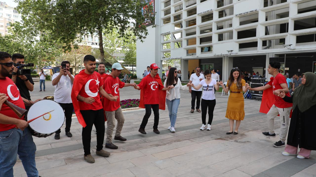 Kına yakıldı, halay çekildi