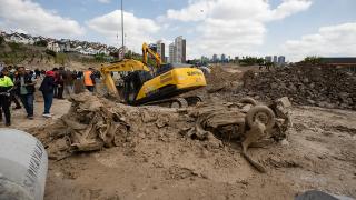 Suya gömülen araç yaklaşık 19 saat sonra çıkarıldı