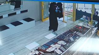 Kadın kılığına giren hırsızlar korkarak kaçtı: O anlar kamerada