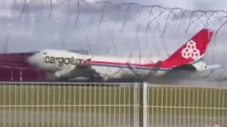 Acil iniş yapan kargo uçağının iniş takımı koptu