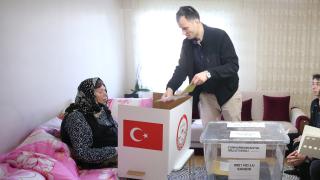 Hasta veya engelliler 'seyyar sandık' ile oylarını kullandı