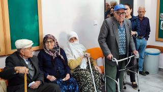 Oy vermeye bastonları ve tekerlekli sandalyelerle gittiler