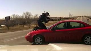 Polis kaçan zanlının arabasının kaputuna tutundu