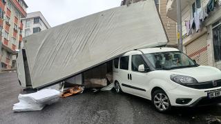 Esenyurt'ta kamyon aracın üzerine devrildi