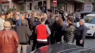 Seçim otobüsünün önünü kesip kadınları darp etmek istediler