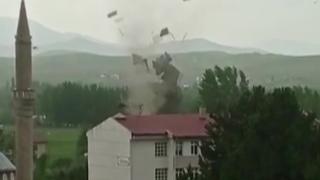 Sivas'ta hortum çatıları uçurdu