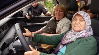 Zülfiye nine Togg'a binince gözyaşlarını tutamadı