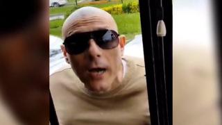 'Babamı duraktan niye almadın' diyerek otobüsün önünü kesti