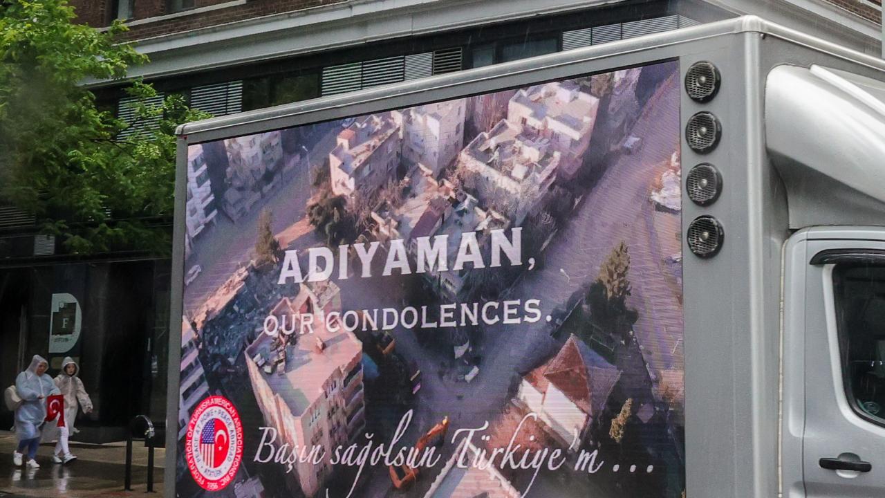 Kortejde depremzedeler anıldı