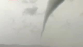 Amasya'da metrelerce yüksekliğe ulaşan hortum kamerada