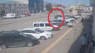 Geri manevra yapan sürücü arkasından gelen yayaya böyle çarptı