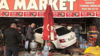 Kontrolden çıkan otomobil markete daldı: O anlar kamerada