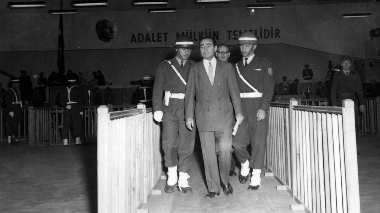 Yönetime sabaha karşı el konuldu