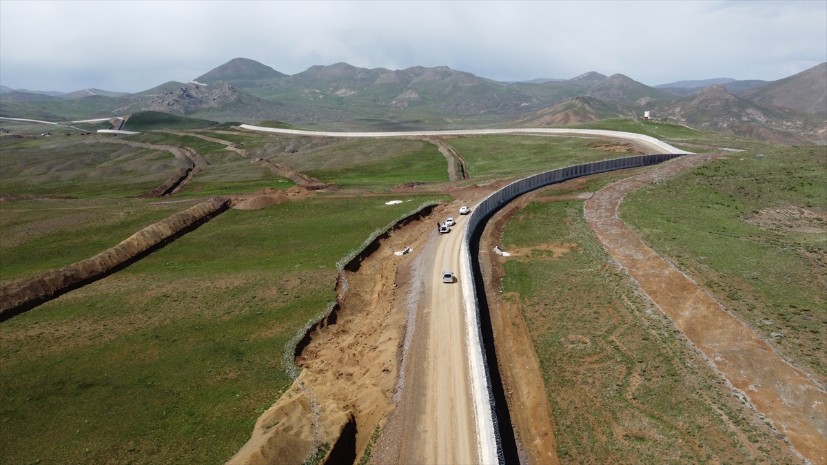 Sınır duvarı çalışmaları devam ediyor