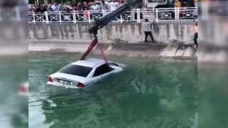Adana'da otomobil sulama kanalına uçtu