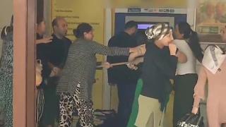 Kadınların sıra kavgasına aldırış etmeden işlemine devam etti