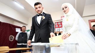 Gelin ve damat düğün öncesi sandığa gitti