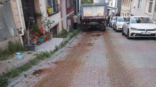 Kamyondan yol gübre döküldü, çevredekiler şoföre tepki gösterdi