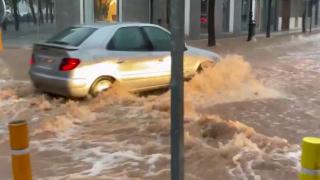 Kuraklıkla mücadele eden İspanya'da sağanak su baskınlarına neden oldu