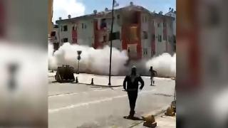 Ağır hasarlı bina saniyeler içinde yerle bir oldu