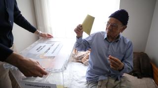 Oy kullanmaya gidemeyen seçmene 'seyyar sandık' gitti