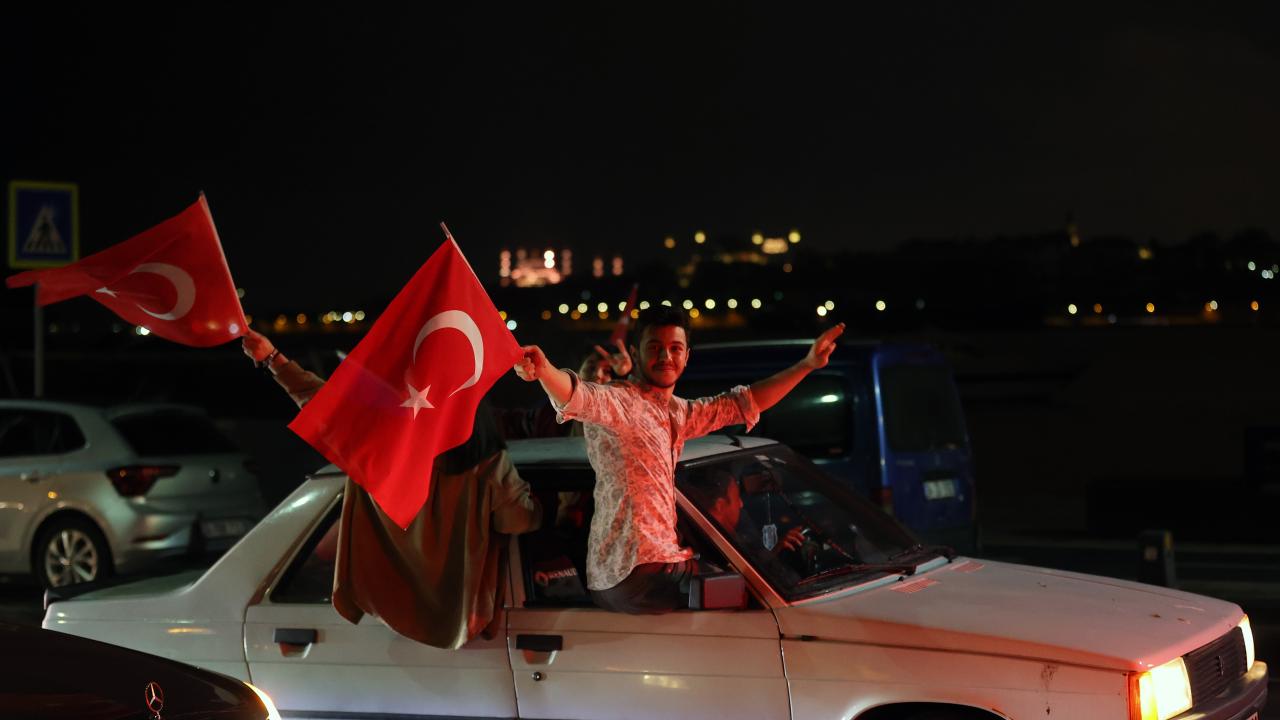 AK Parti İl Başkanlığı önünde coşkulu kalabalık