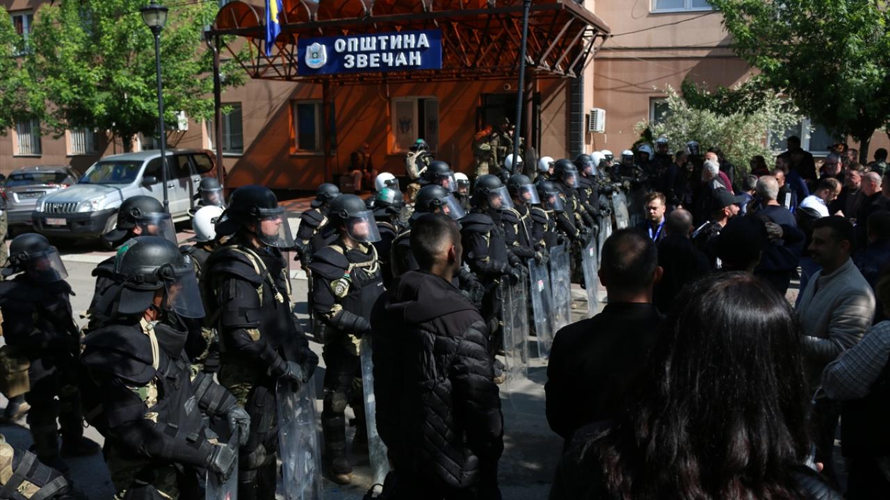 Kosovalı Sırplar ile güvenlik güçleri arasında arbede yaşandı