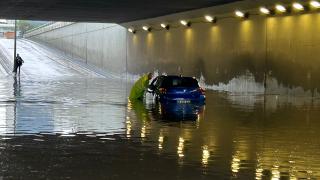 Ankara'da sağanak: Yollar göle döndü, araçlar mahsur kaldı